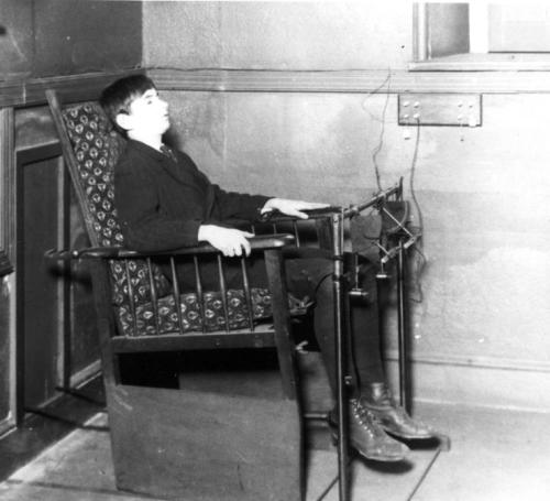 A black and white image of a participant in Twitmeyer's reflex experiment.